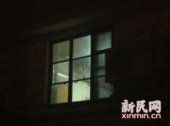 发生命案的18号楼,记者到达现场时,警方仍在勘察。新民网记者胡彦珣 现场回传 发生命案的18号楼,记者到达现场时,警方仍在勘察。新民网记者胡彦珣 现场回传