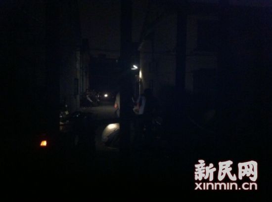 昏暗的灯光,警方在事发地周围拉起了警戒线。新民网记者胡彦珣 现场回传 昏暗的灯光,警方在事发地周围拉起了警戒线。新民网记者胡彦珣 现场回传