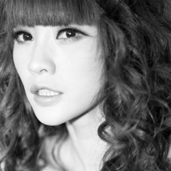 柳岩蕾丝胸衣拍写真凌乱卷发眼神迷离_新浪上海