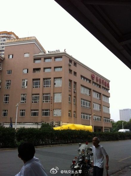 一女子为情攀爬地铁站顶欲轻生 一女子为情攀爬地铁站顶欲轻生