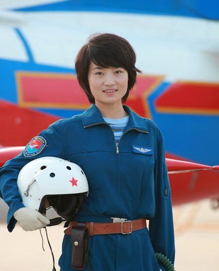 歼10<em>女飞行员</em>诞生:余旭<em>成为</em>第一名<em>女飞行员</em>(多