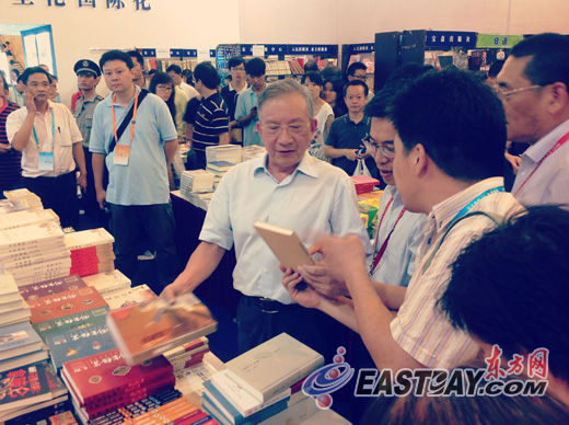 8月18日晚上,刘云耕来到上海展览中心参观2012上海书展 8月18日晚上,刘云耕来到上海展览中心参观2012上海书展