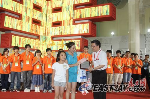 最后两位读者,蒋女士母女,获赠下届书展邀请函和“荣誉读者”称号。 最后两位读者,蒋女士母女,获赠下届书展邀请函和“荣誉读者”称号。