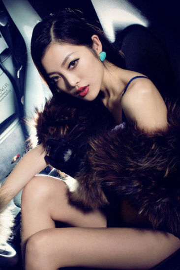 美腿销魂车模车厢内的温柔诱惑_汽车频道