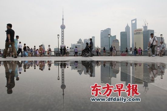 外滩是上海地标和著名风景区,如今众多景点常见的高消费、宰客、拉客等现象在外滩很少看到。早报记者 孙湛 图 外滩是上海地标和著名风景区,如今众多景点常见的高消费、宰客、拉客等现象在外滩很少看到。早报记者 孙湛 图