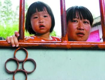 宝山一幼儿园非法办学遭查封 简陋房塞了300孩