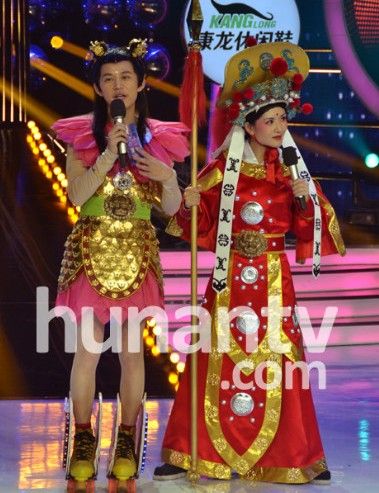 <em>何炅</em>版哪吒 遭<em>谢娜</em>掀裙摸腿(图)_新浪上海_新浪