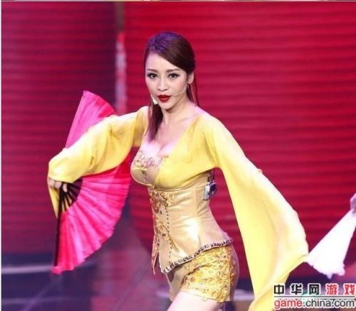  金鹰奖主持人 盛典 柳岩低胸爆乳摔倒台上[图]_