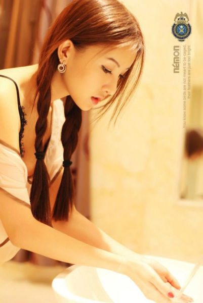 <em>极品</em>美女酒店香艳私照 迷恋激情裸露_情感花边
