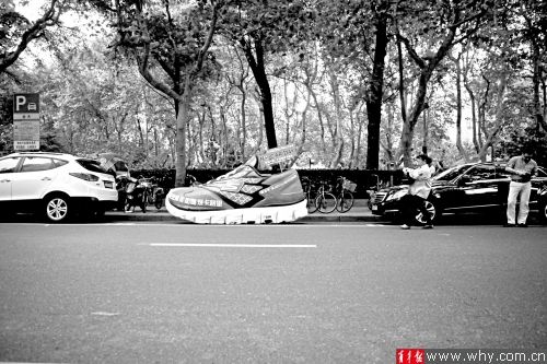 闹市区街头大鞋子踏在停车位 未经报批面临处