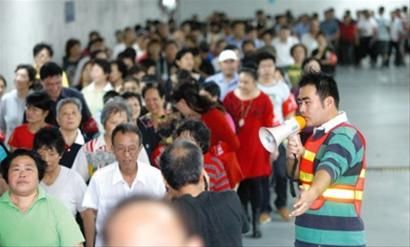昨日,杨树浦路某商务楼内,市民参与防空防灾演练。 晨报记者 吴磊 现场图片 昨日,杨树浦路某商务楼内,市民参与防空防灾演练。 晨报记者 吴磊 现场图片