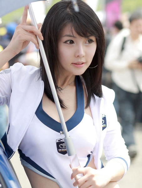 超<em>美女</em>车模萌动眼神让你脸发烧_上海车市_上