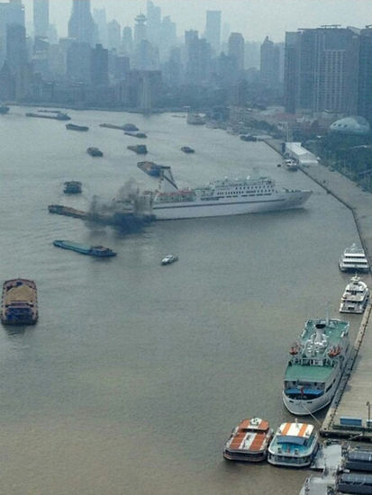 事发时,疑似一艘黄沙船与“苏州”号轮在高阳路码头发生碰擦,黄沙船冒起了浓烟。东方拍客 马帼敏 图(图片使用费200元) 事发时,疑似一艘黄沙船与“苏州”号轮在高阳路码头发生碰擦,黄沙船冒起了浓烟。东方拍客 马帼敏 图(图片使用费200元)