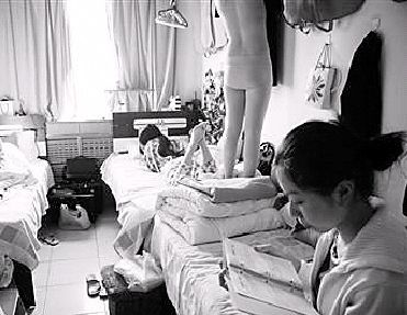 <em>空姐私照</em>外泄遭停飞 拍照出书有违行规?(图)_新