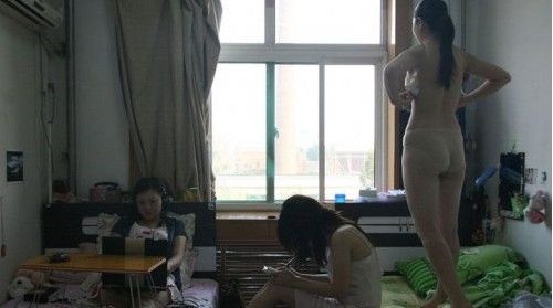 <em>空姐</em>拍同事私照遭停飞 <em>空姐</em>私生活大曝光(图)_