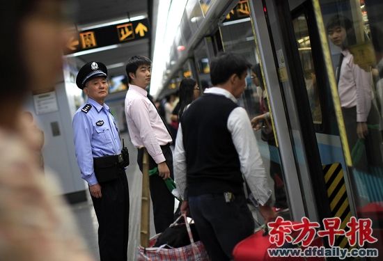 昨日,9号线漕河泾站,57岁民警董桂连在巡逻。当天,他和多名群众一起抓获偷手机的男子。 早报记者 王炬亮 图 昨日,9号线漕河泾站,57岁民警董桂连在巡逻。当天,他和多名群众一起抓获偷手机的男子。 早报记者 王炬亮 图