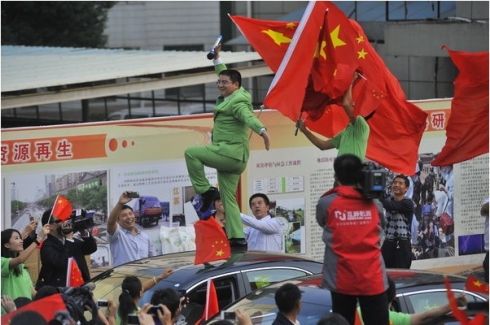 陈光标给被砸日系车以旧换新现场 陈光标给被砸日系车以旧换新现场
