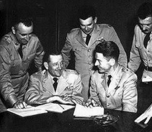 爱德华-鲁伯特(后中)在1952年的五角大楼UFO新闻研讨会上,鲁伯特37岁时神秘死于心脏病 爱德华-鲁伯特(后中)在1952年的五角大楼UFO新闻研讨会上,鲁伯特37岁时神秘死于心脏病
