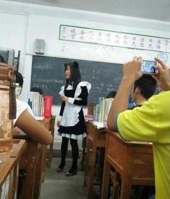 教师穿<em>女仆</em>装上课 兑现承诺_新浪上海_新浪网