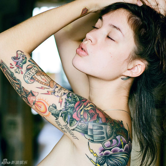 光影纹路下的<em>性感神秘</em>俄罗斯个性<em>美女</em>纹身写真