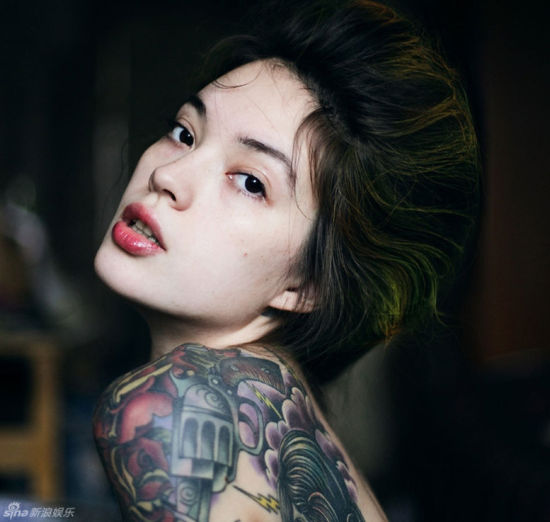 光影纹路下的性感<em>女生</em> <em>俄罗斯</em>个性美女纹身写