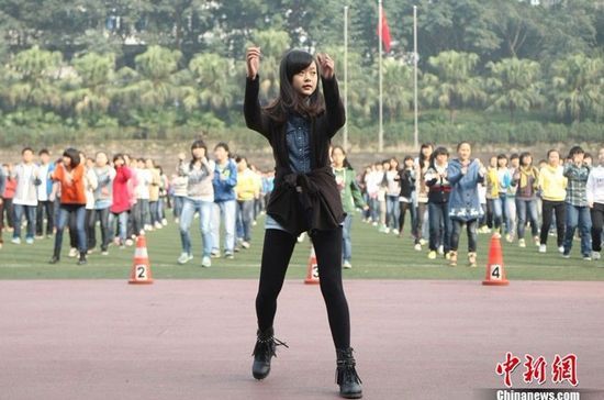 重庆南开中学4千人齐跳江南Style(图)_新浪上海