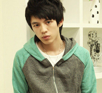 男生<em>斜刘海发型</em>图片 偶像潮男帅气万分_时尚_