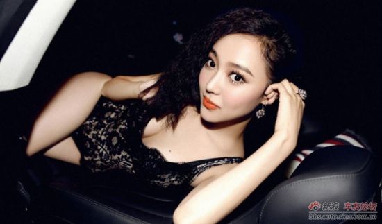 <em>烈焰红唇美女</em>车模豪车内展撩人曲线_上海车市