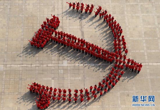 11月6日,在复旦大学校园内,25个院系的260多名大一新生党员身着统一服装,组成红色党徽图案,迎接党的十八大召开。 新华社记者刘颖 摄 11月6日,在复旦大学校园内,25个院系的260多名大一新生党员身着统一服装,组成红色党徽图案,迎接党的十八大召开。 新华社记者刘颖 摄