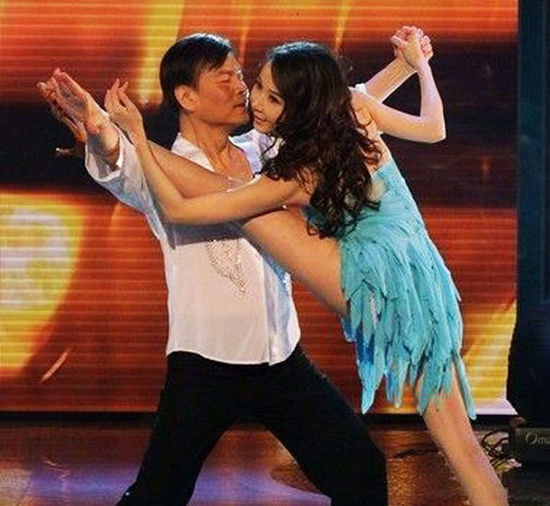 萧蔷<em>劈腿</em>走光露<em>内裤</em>(图)(2)_新浪上海_新浪网