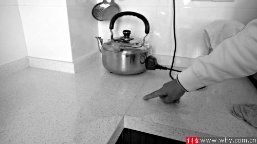 王女士家中厨房石英石台面上有几块污渍始终无法清除。本报记者 罗水元 摄 王女士家中厨房石英石台面上有几块污渍始终无法清除。本报记者 罗水元 摄