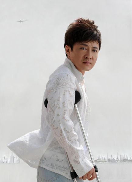 拐杖上飞机 歌手李琛拄拐杖上飞机被阻