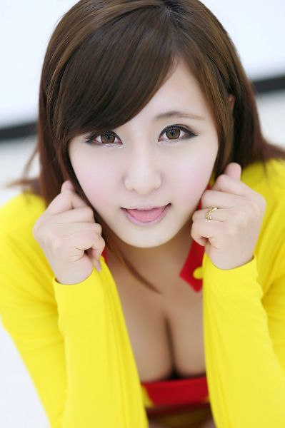 <em>韩国美女</em>车模柳智慧 橘黄<em>胸衣</em>超短裙_上海车市