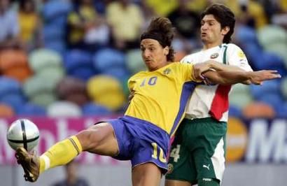 伊布倒钩:伊布超远倒钩进球 好似踢实况(图)