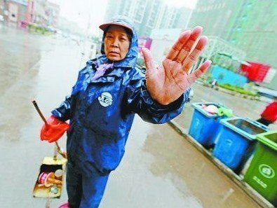 环卫阻止<em>排泄 小女孩</em>路边排泄[图]_新浪上海_新