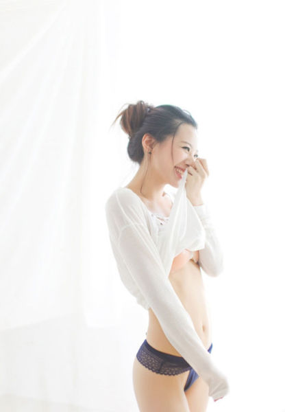 超养眼美女可爱迷人露香肩无与伦比_情感花边_