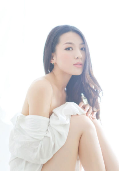 超养眼美女可爱迷人露香肩无与伦比_情感花边_