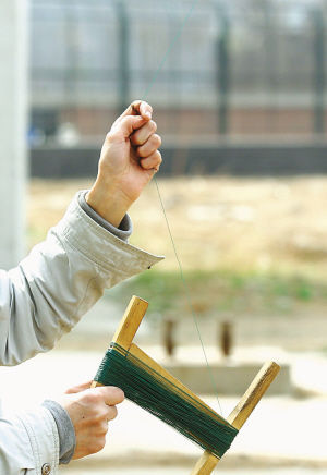 路人遭 风筝线割喉  小心隐形杀手(图)_新浪上海