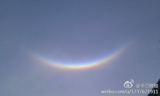 申城微笑彩虹实为罕见的幻日弧光(图片来自新浪微博网友) 申城微笑彩虹实为罕见的幻日弧光(图片来自新浪微博网友)