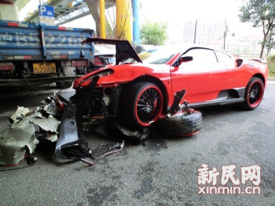 图说:法拉利右侧车轮脱落,车头几近报废。新民晚报·新民网记者 左妍 摄 图说:法拉利右侧车轮脱落,车头几近报废。新民晚报·新民网记者 左妍 摄