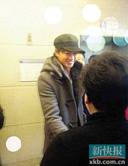 何润与东<em>女友</em>女主播余声逛街买<em>胸衣</em>[图]_新浪