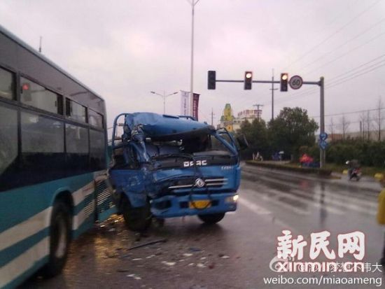 嘉定区嘉松中路华丹路口一辆公交车与一辆电瓶车发生碰撞。网友供图 嘉定区嘉松中路华丹路口一辆公交车与一辆电瓶车发生碰撞。网友供图