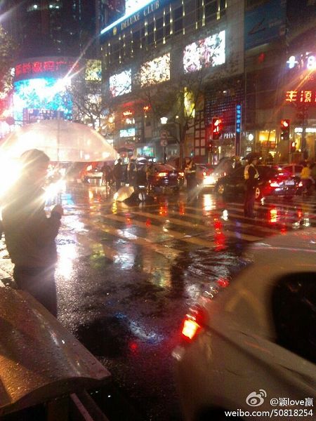 图说:车祸现场。图由新浪微博网友摄 图说:车祸现场。图由新浪微博网友摄