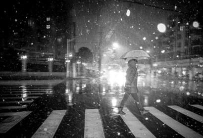 行人在雨雪中踱步 肖允 摄 行人在雨雪中踱步 肖允 摄