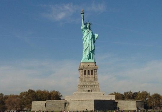 美国的自由女神像位于美国新泽西州泽西市哈德