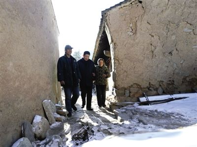 12月29日至30日,习近平在河北阜平县看望困难群众。他对当地干部说:到这里就是要了解真实贫困状态,如能看到真贫,从北京3个半小时的路程就值了。新华社发 12月29日至30日,习近平在河北阜平县看望困难群众。他对当地干部说:到这里就是要了解真实贫困状态,如能看到真贫,从北京3个半小时的路程就值了。新华社发