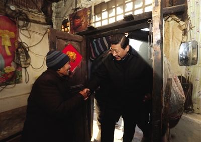 习近平在龙泉关镇到困难群众唐荣斌家看望。29日至30日,习近平在阜平县看望慰问困难群众。新华社记者 兰红光 摄 习近平在龙泉关镇到困难群众唐荣斌家看望。29日至30日,习近平在阜平县看望慰问困难群众。新华社记者 兰红光 摄