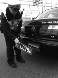 交警查获一辆使用可拆卸牌照框的汽车 警方供图 交警查获一辆使用可拆卸牌照框的汽车 警方供图