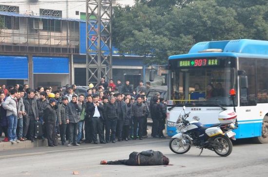 案发现场伤者躺在血泊中 案发现场伤者躺在血泊中