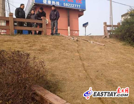 警方正在对事故现场的轮胎痕迹等进行勘察。 警方正在对事故现场的轮胎痕迹等进行勘察。